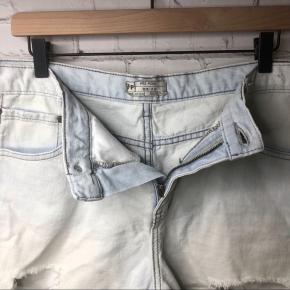 Free People Women’s Distressed Cut Off Jean Shorts Size 28 Light Wash Destructed - Picture 3 of 9